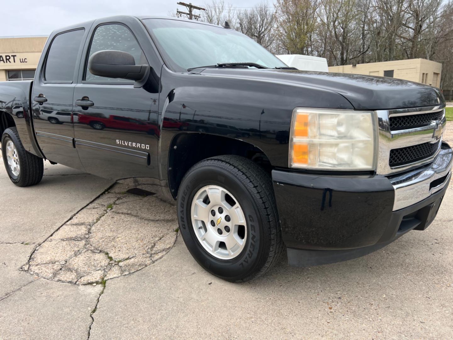 2011 Black /Black Chevrolet Silverado 1500 LS (3GCPCREA1BG) with an 4.8 V8 engine, Automatic transmission, located at 4520 Airline Hwy, Baton Rouge, LA, 70805, (225) 357-1497, 30.509325, -91.145432 - 2011 Chevy Silverado Crew Cab 4.8 V8 Gas, 215K Miles, Power Windows, Locks & Mirrors, Tow Pkg. Transmission Just Rebuilt (1 Year Warranty). NO IN HOUSE FINANCING. FOR INFO PLEASE CONTACT JEFF AT 225 357-1497 CHECK OUT OUR A+ RATING WITH THE BETTER BUSINESS BUREAU WE HAVE BEEN A FAMILY OWNED AND OPE - Photo#3